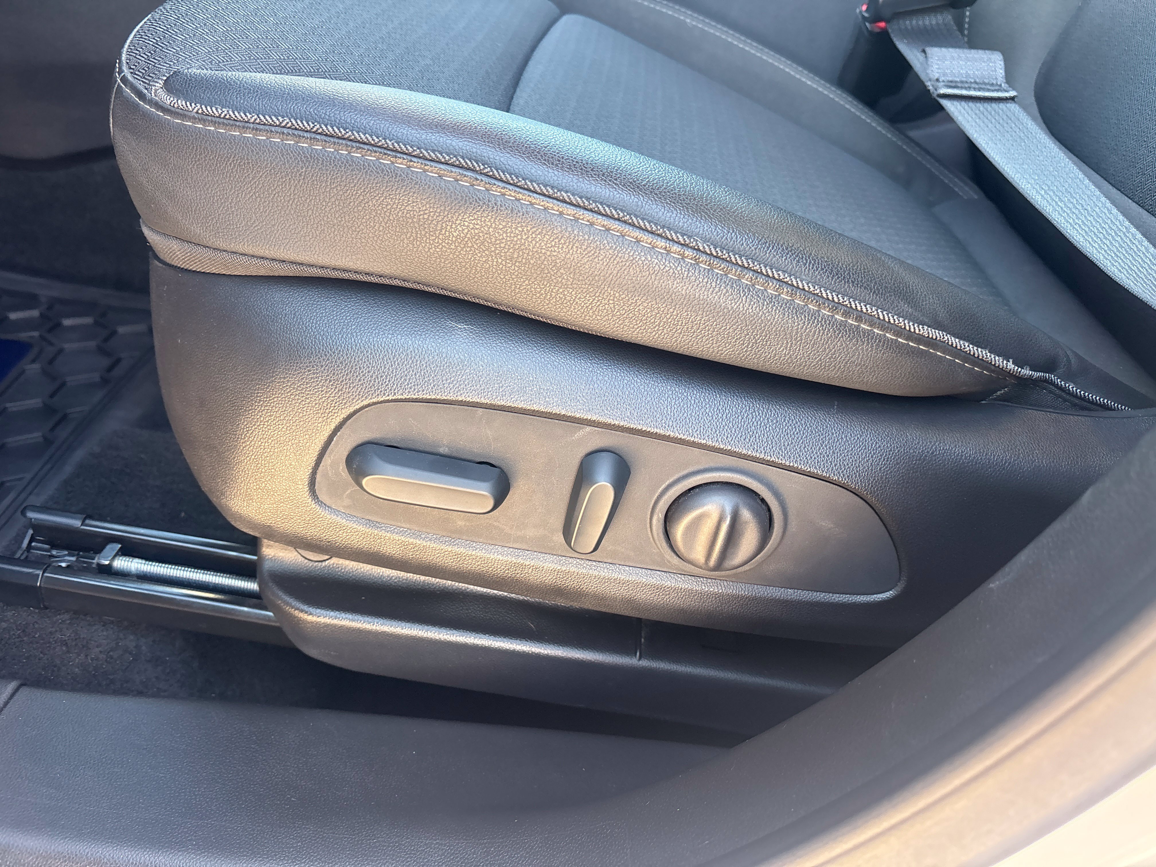 Used 2023 Buick Encore GX Select w/ Sport Touring Package FWD image 12
