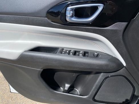 Used 2024 Jeep Compass Limited image 13