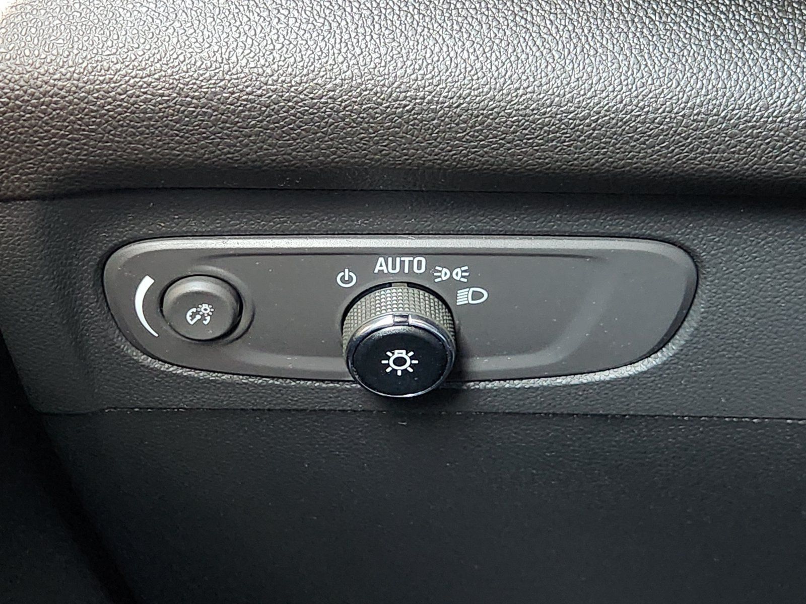 Used 2023 Buick Envision Essence w/ Sport Touring Package AWD/4WD image 26