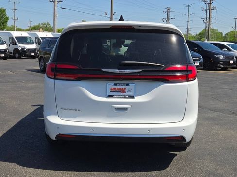 Certified 2024 Chrysler Pacifica Touring-L FWD image 16