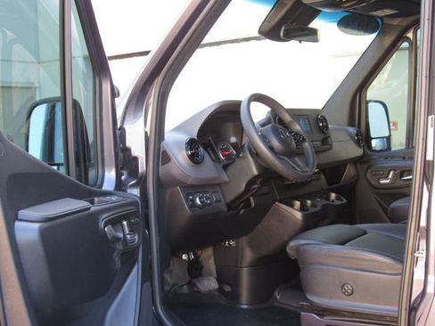 Used 2022 Mercedes-Benz Sprinter 2500 image 9