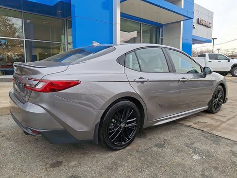 Used 2025 Toyota Camry SE image 6