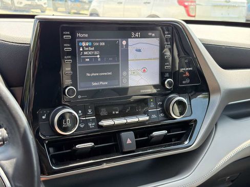 Used 2021 Toyota Highlander XLE AWD/4WD image 23