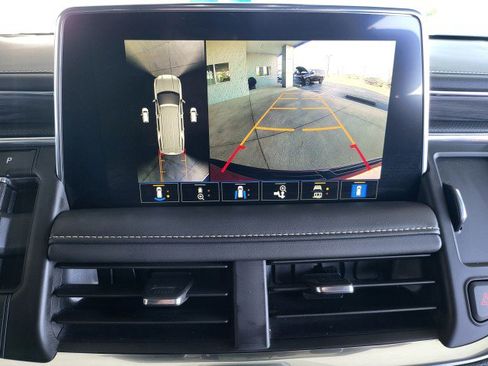 Used 2024 GMC Yukon XL SLT w/ SLT Luxury Package image 6