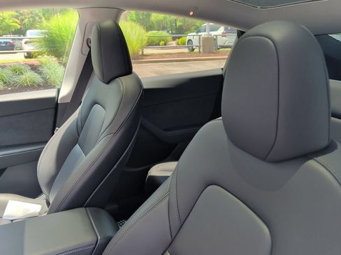 Used 2025 Tesla Model Y Long Range RWD image 7