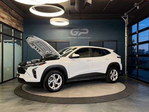 Used 2025 Chevrolet Trax LS w/ LS Convenience Package FWD image 24