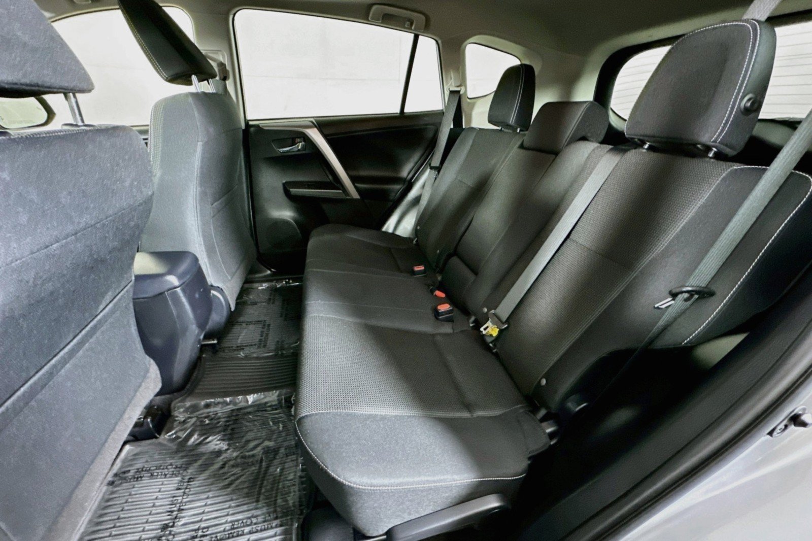 Used 2018 Toyota RAV4 XLE w/ Plus Extra Value Package FWD image 9