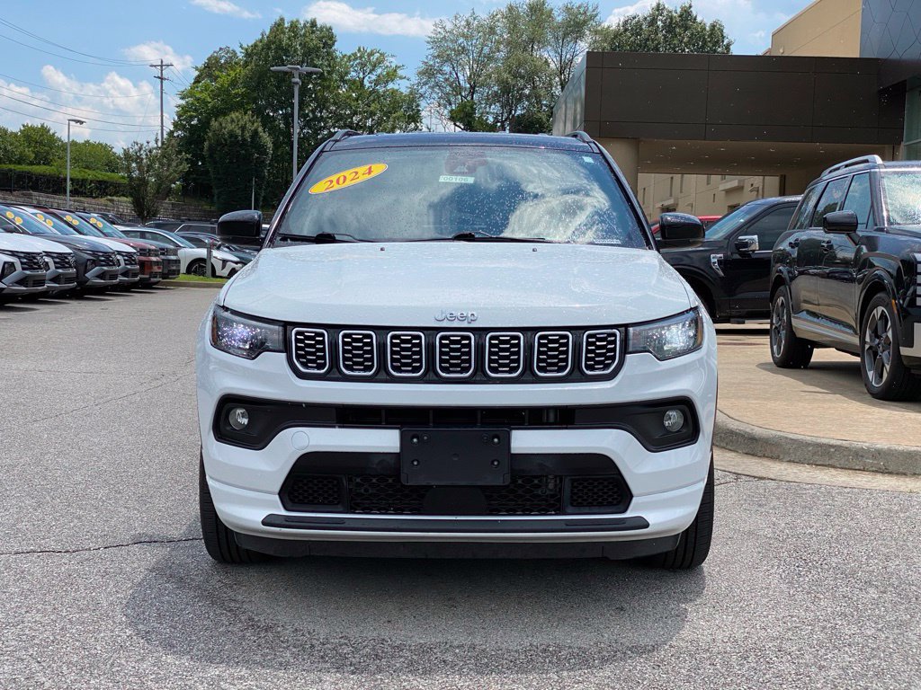 Used 2024 Jeep Compass Limited AWD/4WD image 2