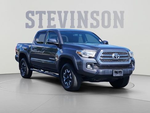 Used 2017 Toyota Tacoma TRD Off-Road w/ Premium & Technology Package AWD/4WD image 7