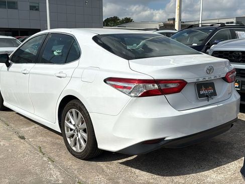 Used 2018 Toyota Camry LE image 5