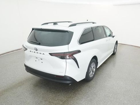 New 2026 Toyota Sienna XLE image 25
