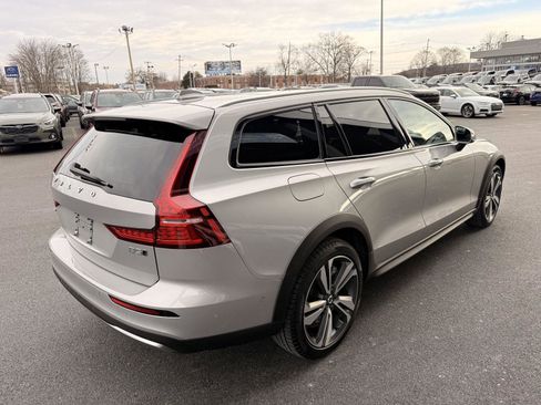 Used 2025 Volvo V60 B5 Cross Country Plus image 5