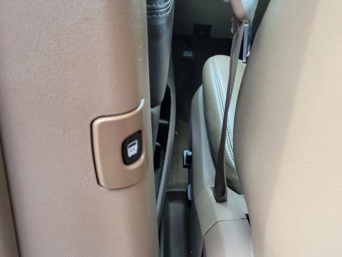 Used 2013 Chrysler Town & Country Touring-L w/ Driver Convenience Group image 15