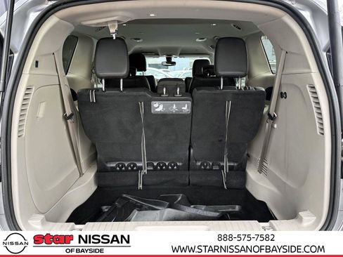 Used 2018 Chrysler Pacifica Touring-L image 10