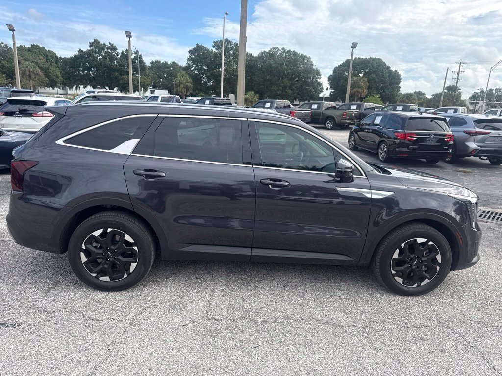 Certified 2025 Kia Sorento S FWD image 5