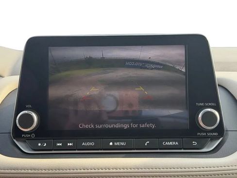 Used 2025 Nissan Rogue SV FWD image 9