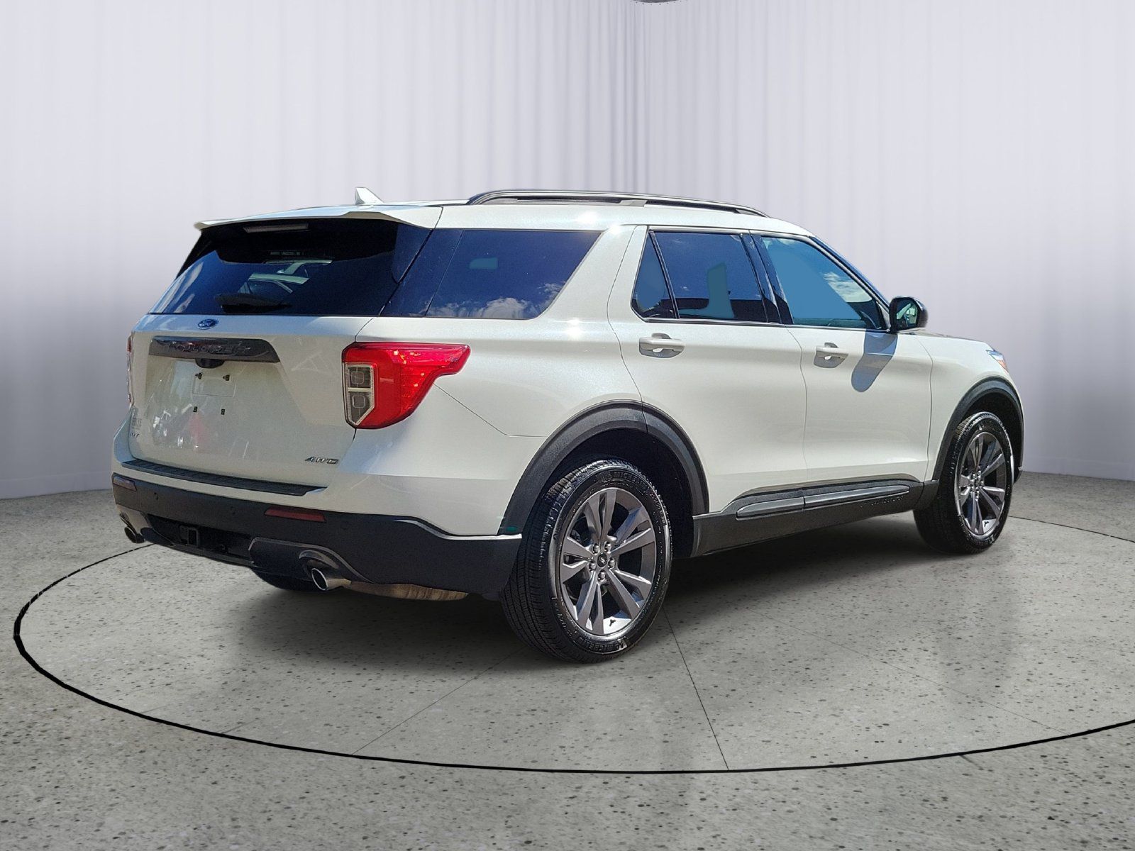 Used 2023 Ford Explorer XLT w/ Equipment Group 202A AWD/4WD image 3