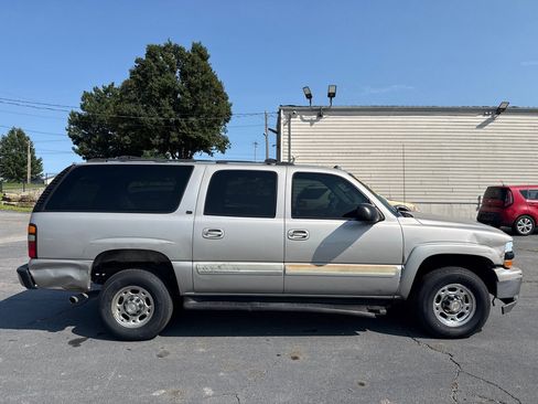 Used 2005 Chevrolet Suburban 2500 LT w/ Preferred Equipment Group AWD/4WD image 5