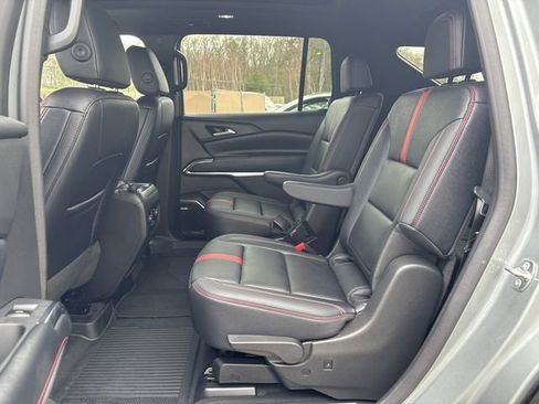 Used 2025 Chevrolet Traverse RS image 17