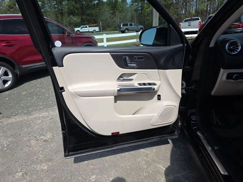 Used 2021 Mercedes-Benz GLB 250 image 37