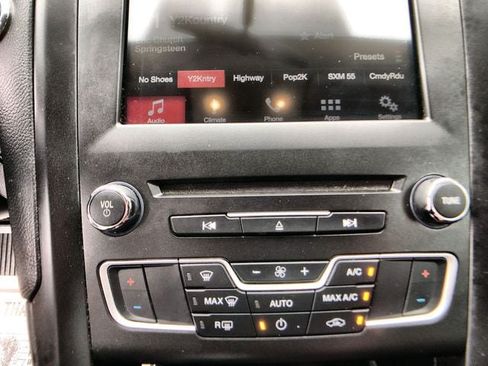 Used 2018 Ford Fusion SE w/ Equipment Group 201A FWD image 18