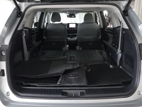 Used 2025 Toyota Highlander XLE AWD/4WD image 25