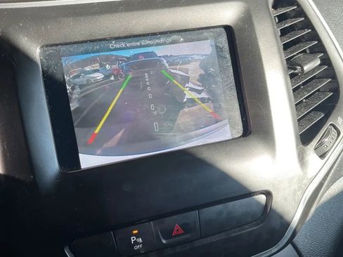 Used 2019 Jeep Cherokee Latitude Plus w/ Cold Weather Group image 14