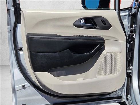Used 2024 Chrysler Pacifica Touring-L FWD image 10