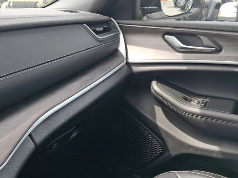 Used 2025 Jeep Grand Cherokee Limited w/ MOPAR Finishing Package image 31