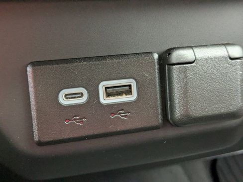 Used 2025 Chevrolet Silverado 2500 Custom w/ Custom Value Package image 22