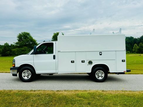 Used 2022 Chevrolet Express 3500 w/ Power Convenience Package RWD image 2