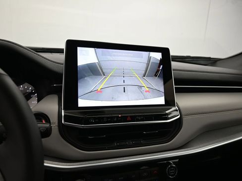 Used 2025 Jeep Compass Limited image 36