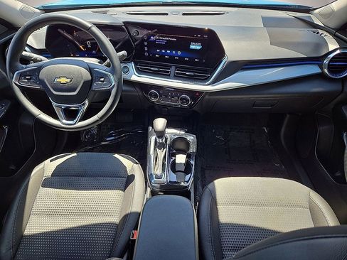 Used 2025 Chevrolet Trax LT w/ Sunroof Package FWD image 17