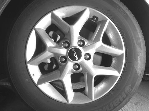 Used 2025 Kia Soul LX w/ LX Technology Package FWD image 12