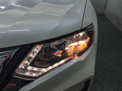 Used 2017 Nissan Rogue SV image 5