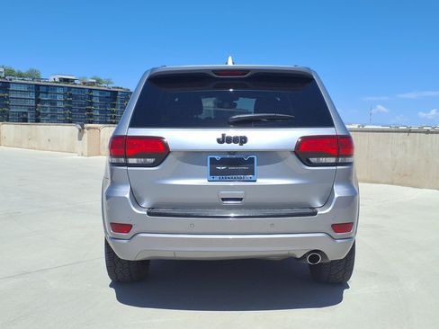Used 2018 Jeep Grand Cherokee Altitude RWD image 5