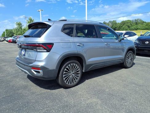 Certified 2025 Volkswagen Taos SE FWD image 3