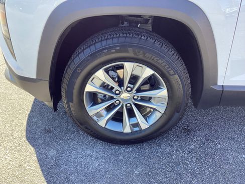 Used 2025 Chevrolet Equinox LT AWD/4WD image 9