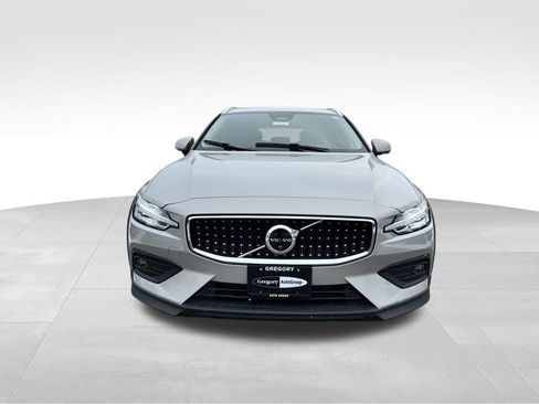 Used 2025 Volvo V60 B5 Cross Country Plus image 3