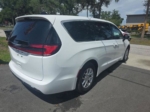 Used 2025 Chrysler Pacifica Select FWD image 6