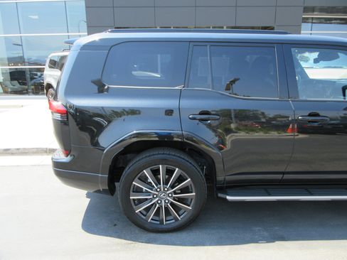 Used 2024 Lexus GX 550 w/ Accessory Package (2T) AWD/4WD image 10