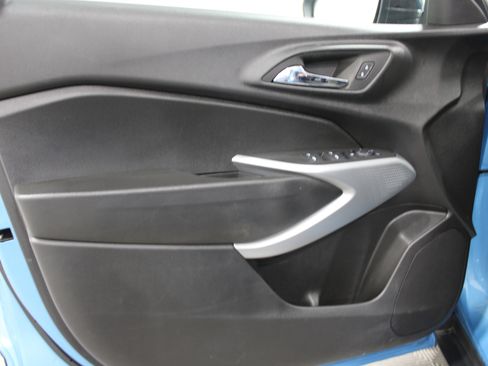 Used 2025 Chevrolet Trax RS image 6