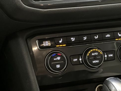 Used 2018 Volkswagen Tiguan SE AWD/4WD image 32