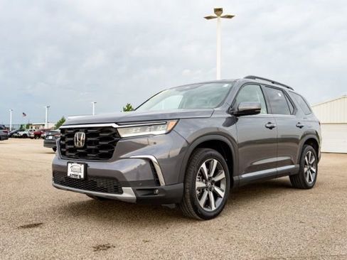 Used 2025 Honda Pilot Touring image 3