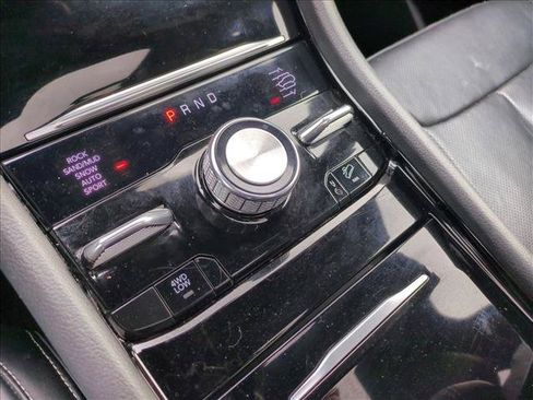 Used 2022 Jeep Grand Cherokee Overland AWD/4WD image 12
