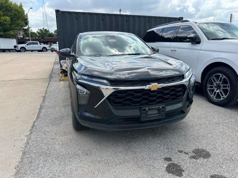 Used 2025 Chevrolet Trax LS w/ LS Convenience Package FWD image 4