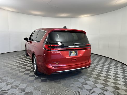 Used 2025 Chrysler Pacifica Select image 9