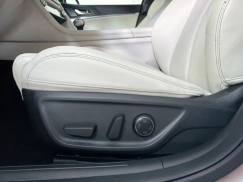 Used 2025 Genesis G70 2.5T RWD image 13