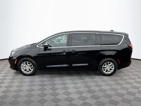 Used 2026 Chrysler Pacifica Select image 9