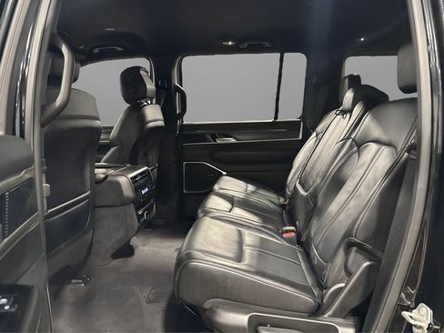 Used 2024 Jeep Wagoneer Series II w/ Flexible Seating Group image 39